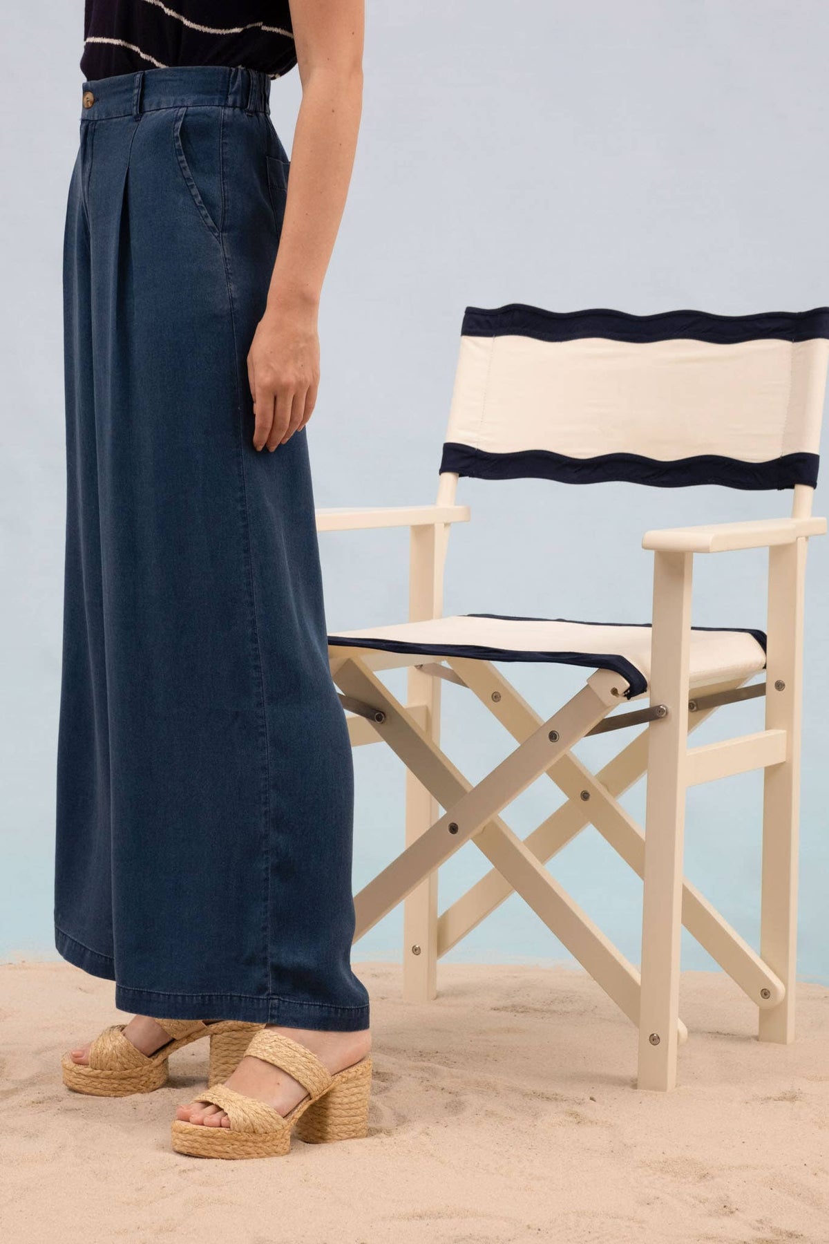 DARK CHAMBRAY PINTUCK DETAIL WIDE LEG PANTS: CHAMBRAY