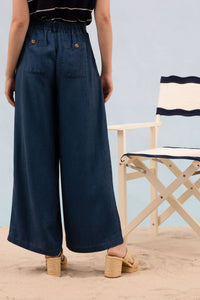 DARK CHAMBRAY PINTUCK DETAIL WIDE LEG PANTS: CHAMBRAY